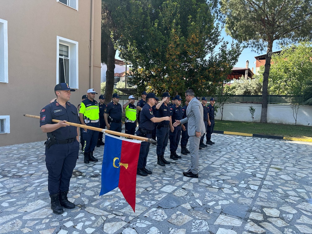 Kaymakamımız Halil DALAK Kurban Bayramı münasebetiyle İlçe Emniyet Müdürlüğünü ve İlçe Jandarma Komutanlığını ziyaret etti. 